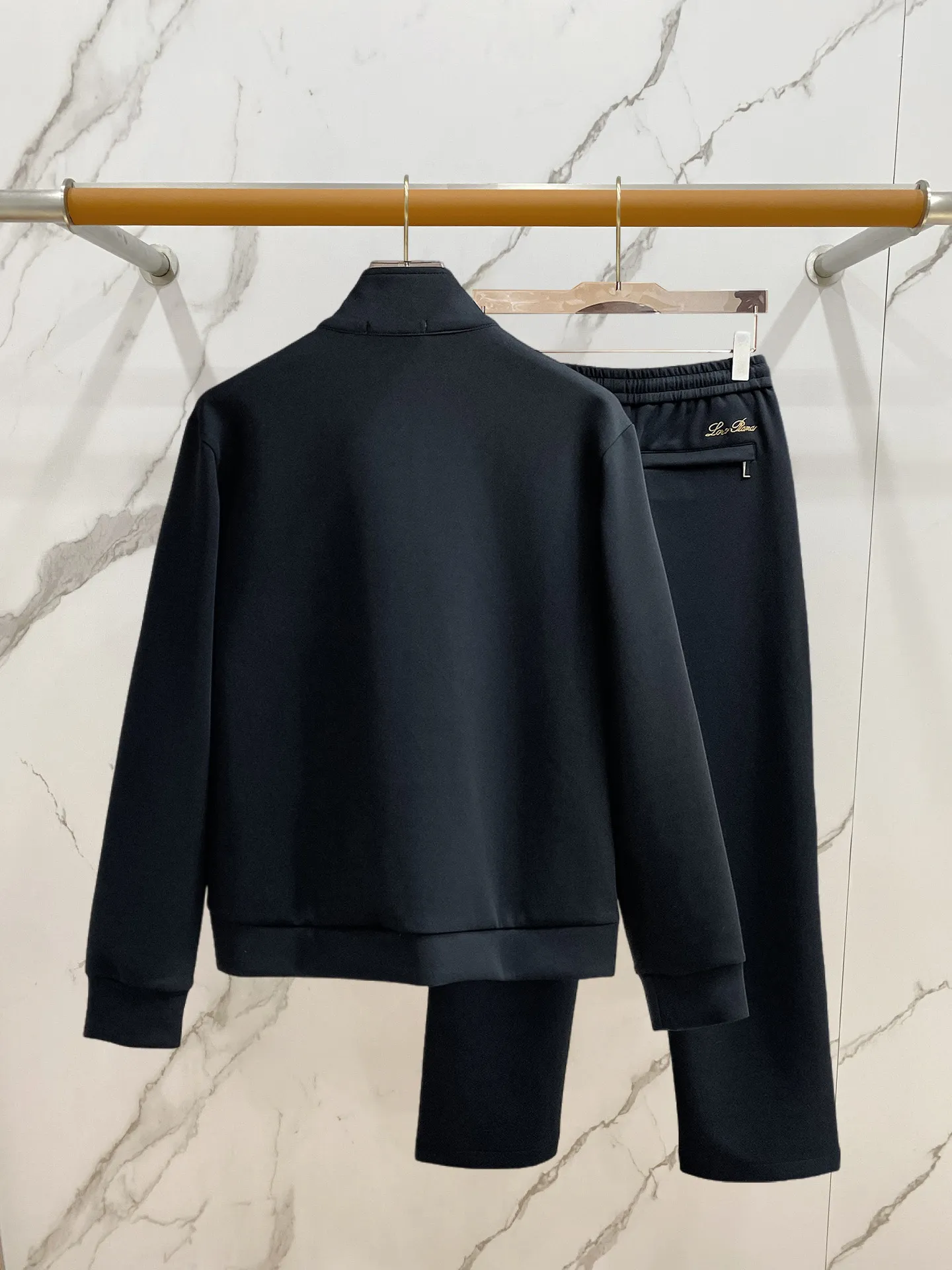 LP New Arrival counter Same Style casual suit, Breathable, comfortable and casual! Full of high-end feel! The details are exquisite and high-end, and the workmanship is impeccable! The original Premium fabric is very high-end! The fabric is crisp and anti-wrinkle Wear-Resistant, warm, neat and stylish. Everyone must buy a set this autumn and winter. They must look cool and cool when wearing them. We especially recommend Sizes M-3XL
